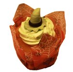 Muffin in einer Papierform mit Crem und einem Halloweenhut darauf