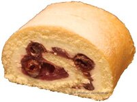 gerollter Biskuit mit Crem und Kirschcremfüllung und Puderzucker darauf