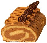 gerollter Biskuit mit Nougatcrem gefüllt und mit Nougatcrem dekoriert